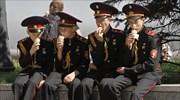 Ουκρανοί δόκιμοι απολαμβάνουν ένα παγωτό