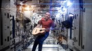 Αστροναύτης αποχαιρέτισε τον IIS τραγουδώντας το «Space Oddity»