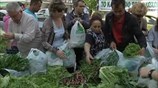 Reuters: Πωλητές λαϊκών αγορών μοίρασαν οπωρολαχανικά