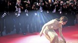 Κάννες: Η Εύα Λονγκόρια στο κόκκινο χαλί
