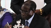 Ζιμπάμπουε: Υπέγραψε το νέο σύνταγμα ο Μουγκάμπε