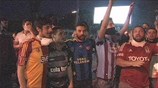 Τουρκία: «Εχθροί» στο γήπεδο, «αγκαλιά» στην πλατεία