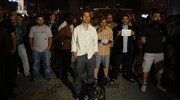 Μετά τη «Γυναίκα με τα Κόκκινα», ο «Όρθιος Ανδρας» έγινε το νέο σύμβολο των αντικυβερνητικών διαδηλώσεων στην πλατεία Ταξίμ