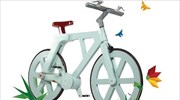 Ποδήλατο από ανακυκλωμένο χαρτόνι, πλαστικό και λάστιχο