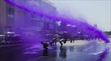 Μωβ νερό κατά διαδηλωτών 
