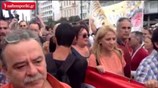 Πανό βουλευτών του ΣΥΡΙΖΑ στον περίβολο της Βουλής