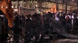 Reuters: Ένταση έξω από το ελληνικό κοινοβούλιο