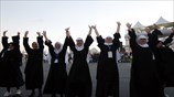 Μοναχές χορεύουν πριν την σαββατιάτικη αγρυπνία του Πάπα Φραγκίσκου στην Κόπα Καμπάνα 