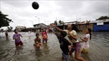 Φιλιππίνες: Βόλεϊ σε πλημμυρισμένο δρόμο 