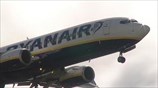 Ryanair: «Χαμηλές πτήσεις» στα κέρδη