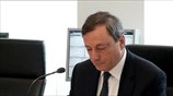 Η ΕΚΤ κρατά χαμηλά τα επιτόκια, οι τράπεζες τα αυξάνουν