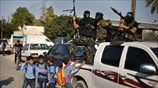 Γάζα: Παλαιστίνιοι μαθητές παίζουν γύρω από μαχητές της Χαμάς