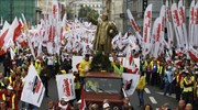 Δεκάδες χιλιάδες πολίτες διαδήλωσαν στη Βαρσοβία