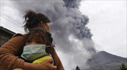 Ινδονησία: Χιλιάδες εκτοπισμένοι καθώς το Όρος Σίναμπουνγκ «βρυχάται»