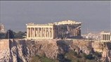 Ελλάδα: Ενέσεις από τουρισμό, συρρίκνωση επενδύσεων