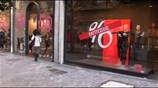 Ενδιάμεσες εκπτώσεις με φόντο γεμάτους δρόμους και άδεια μαγαζιά