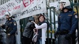 O Guardian για την επέμβαση των ΜΑΤ στις εγκαταστάσεις της ΕΡΤ