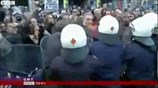 Το BBC για την επέμβαση των ΜΑΤ στις εγκαταστάσεις της ΕΡΤ