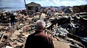 Ομαδικές ταφές στην Τακλομπάν - Συνεχίζεται η διανομή βοήθειας