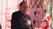 Παρά την αποπομπή του, ο Μπερλουσκόνι ταράζει την πολιτική ζωή