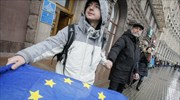 Ουκρανία: Ανθρώπινη αλυσίδα «ένωσης» με την Ευρώπη