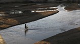 Ενας άντρας διασχίζει την κοίτη ενός ποταμού, στη βορειοανατολική Νιγηρία