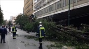 Κλειστή η Σταδίου έξω από το υπουργείο Εργασίας λόγω πτώσης δέντρου
