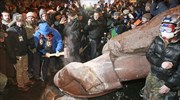Ουκρανία: Διαδηλωτές γκρέμισαν το άγαλμα του Λένιν