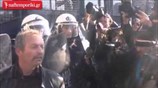 Αγρότες προσφέρουν πορτοκάλια στα ΜΑΤ