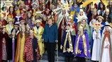 Με πατερίτσες η Άγκελα Μέρκελ