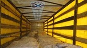 Συνελήφθη να μεταφέρει 15 μετανάστες σε καρότσα νταλίκας