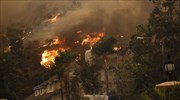 Μεγάλη πυρκαγιά απειλεί οικίες στη νότια Καλιφόρνια