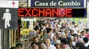 Αργεντινή: Το πέσο καταρρέει και «χαλαρώνει» τον έλεγχο συναλλάγματος