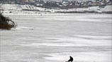 Ρουμανία: Ψάρεμα σε παγωμένη λίμνη