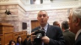 Βουλή: Σε ρόλο φωτογράφου ο υπουργός Εσωτερικών Γιάννης Μιχελάκης
