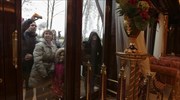 Στην κατοικία  του Γιανουκόβιτς δημοσιογράφοι και διαδηλωτές