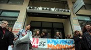 Συγκέντρωση καθαριστριών έξω από τη ΔΟΥ Πειραιά
