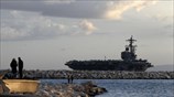 Το αεροπλανοφόρο USS George H.W. Bush αγκυροβολημένο ανοιχτά του λιμανιού του Πειραιά