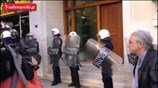 Διαμαρτυρία εκπαιδευτικών στο πολιτικό γραφείο του Κυρ. Μητσοτάκη (UPD)