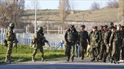 Ο ρωσικός στρατός εισβάλλει σε αεροπορική βάση στην Κριμαία