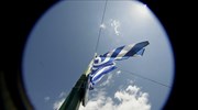 Bloomberg: Η Ελλάδα απομακρύνεται από το χείλος της καταστροφής