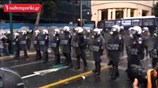 Διαδηλωτές πετάνε μπογιά στα ΜΑΤ