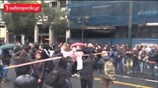 Διαδηλωτές φωνάζουν συνθήματα στα ΜΑΤ