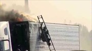 Πυροσβέστης παλεύει με τις φλόγες και… με τη σκάλα του