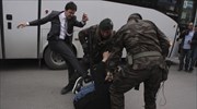 Σύμβουλος του Ερντογάν εμφανίζεται να κλωτσά διαδηλωτή στη Σόμα