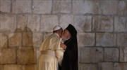 Ασπασμός ειρήνης μεταξύ Οικουμενικού Πατριάρχη – Πάπα Φραγκίσκου
