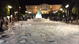 Γέμισε αφρούς η πλατεία Συντάγματος