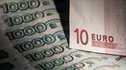 Παραμένει σε χαμηλά τριών μηνών το ευρώ