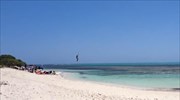 Πέταξε πάνω από νησίδα ενώ έκανε kitesurfing