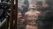 Γαλλία: Γυμνόστηθη ακτιβίστρια της Femen «αποκεφάλισε» τον Πούτιν